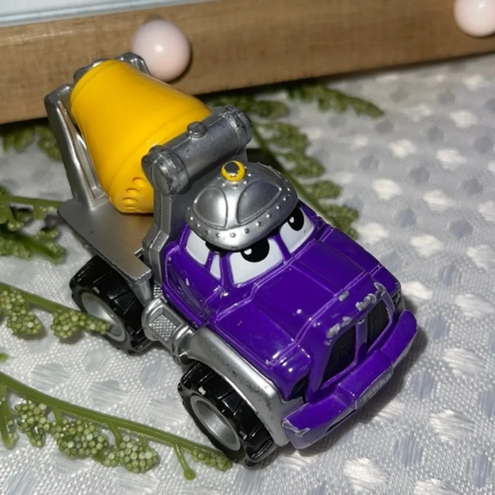 VINTAGE Maisto Hasbro Tonka Truck from the movie CARS yr. 2000.